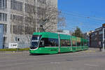 Be 6/8 Flexity 5011, auf der Linie 8, fährt bei der Haltestelle CIBA ein.