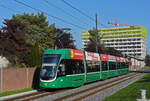 Be 6/8 Flexity 5016, auf der Linie 14, fährt zur Haltestelle Kästeli.