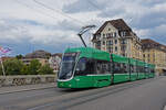 Be 6/8 Flexity 5005, auf der Linie 6 überquert die Mittlere Rheinbrücke.