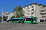 Be 6/8 Combino 321, auf der Linie 8, verlässt die Haltestelle Dreirosenbrücke.