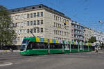 Be 6/8 Flexity 5035, auf der Linie 14, fährt bei der Haltestelle Dreirosenbrücke ein.