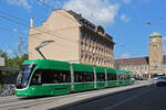 Be 6/8 Flexity 5027, auf der verlängerten Linie 1, fährt Richtung Haltestelle Gewerbeschule.