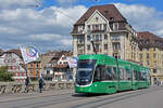 Be 4/6 Flexity 6005, auf der Linie 15, überquert die Mittlere Rheinbrücke.