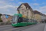 Be 4/6 Flexity 6016, auf der Linie 15, überquert die Mittlere Rheinbrücke.