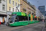 Be 4/6 Flexity 6008, auf der Linie 15, fährt zur Haltestelle Claraplatz.