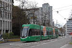 Be 4/6 Flexity 6002, auf der Linie 15, fährt zur Haltestelle Denkmal.