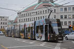 Be 6/8 Flexity 5015 mit der Hieber Werbung, auf der Linie 8, fährt zur Haltestelle beim Bahnhof SBB.