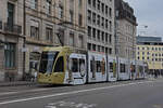 Be 6/8 Flexity 5028 mit der Werbung für die Basler Museen, auf der Linie 1, fährt zur Haltestelle Markthalle.