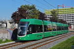 Be 6/8 Flexity 5002, auf der Linie 14, fährt zur Haltestelle Kästeli.