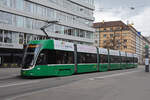 Be 6/8 Flexity 5042, auf der Linie 6, bedient die Haltestelle Gewerbeschule.