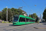 Be 6/8 Combino 319, auf der Linie 8, fährt bei der Haltestelle Bahnhof SBB ein.