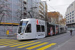 Be 6/8 Flexity 5033 mit der BLKB Werbung, auf der Linie 6, fährt zur Haltestelle Heuwaage.