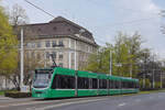 Be 6/8 Combino 321, auf der Linie 8, fährt zur Haltestelle am Bahnhof SBB.