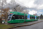 Be 4/6 Flexity 6015, auf der Linie 15, wartet an der Endstation auf dem Bruderholz.