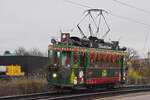 Be 2/2 181 fährt in der Weihnachtszeit als Weihnachtstram mit Kindern durch die Stadt.