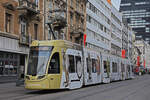 Be 6/8 Flexity 5028 mit der Werbung für die Basler Museen, auf der Linie 6, fährt zur Haltestelle Claraplatz.