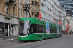 Be 4/6 Flexity 6014, auf der Linie 15, fährt zur Haltestelle Claraplatz.