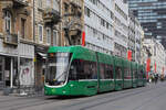 Be 6/8 Flexity 5044, auf der Linie 14, fährt zur Haltestelle Claraplatz.