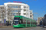 Be 4/6 Flexity 6013, auf der Linie 16, fährt bei der Haltestelle Markthalle ein.