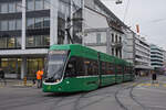 Be 4/6 Flexity 6004, auf der Linie 15, fährt bei der Haltestelle Aeschenplatz ein.