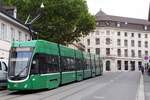 BASEL (Kanton Basel-Stadt), 01.10.2020, Tram-Linie 14 nach Dreirosenbrücke in der Straße Steinenberg