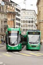 BASEL (Kanton Basel-Stadt), 01.10.2020, zwei Bahnen der Tram-Linie 14 begegnen sich in der Marktgasse