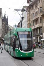 BASEL (Kanton Basel-Stadt), 01.10.2020, Tram-Linie 15 (?) nach Schifflände (?) in der Haltestelle Marktplatz; die Linie 15 fährt in einem größeren Bogen um das Zentrum, jedoch