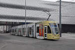 Be 6/8 Flexity 5028 mit der Werbung für die Basler Museen, auf der Linie 2, verlässt die Haltestelle Messeplatz.