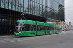 Be 6/8 Flexity 5025, auf der Linie 2 fährt zur Haltestelle Messeplatz.