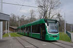 Be 6/8 Combino 326, auf der Linie 2, wartet in der Schlaufe beim Eglisee.