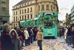 Basel Fasnacht 2005_Combino Alternativ-Konstruktion der  LogeClique  hat soeben den steilen Steinenberg erklommen und biegt ein in die Haltestelle  Bankverein .