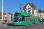 Be 4/6 Flexity 6017, auf der Linie 15, überquert die Mittlere Rheinbrücke.