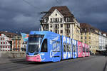 Be 6/8 Flexity 5004  Gemeinsam gegen Corona , auf der Linie 14, überquert die Mittlere Rheinbrücke.