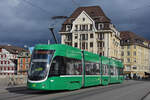 Be 4/6 Flexity 6009, auf der Linie 15, überquert die Mittlere Rheinbrücke.