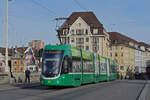 Be 6/8 Flexity 5032, auf der Linie 6, überquert die Mittlere Rheinbrücke.