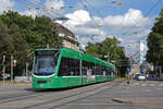 Be 6/8 Combino 312, auf der Linie 8, fährt zur Haltestelle am Bahnhof SBB.