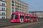 Be 4/6 Flexity 6002 mit der Werbung für AVEC NOW, auf der Linie 21, überquert die Dreirosenbrücke.