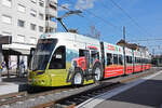 Be 6/8 Flexity 5014 mit der Denner Werbung, auf der Linie 14, wartet an der Endstation in Pratteln.