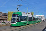 Be 6/8 Flexity 5042, auf der Linie 2, fährt zur Haltestelle IWB.