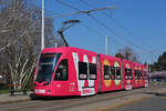 Be 4/6 Flexity 6002 mit der AVEC NOW Werbung, auf der Linie 15, wartet an der Haltestelle Bruderholz.