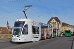 Be 6/8 Flexity 5033 mit der BLKB Werbung, auf der Linie 6, überquert die Mittlere Rheinbrücke.