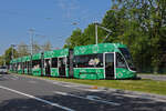 Be 6/8 Flexity 5024 mit der Werbung  mir halte Basel mobil , auf der Linie 2, fährt in die Schlaufe beim Eglisee.