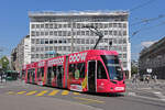 Be 4/6 Flexity 6002 mit der avec now Werbung, auf der Linie 15, verlässt die Haltestelle Aeschenplatz.