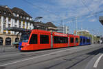 Be 6/8 Combino 306 FC Basel, auf der Linie 2, bedient die Haltestelle badischer Bahnhof.