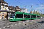 Be 6/8 Combino 321, auf der Linie 2, bedient die Haltestelle am badischen Bahnhof.