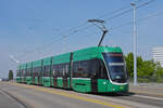 Be 6/8 Flexity 5001 überquert als Dienstfahrt die Dreirosenbrücke.