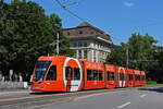 Be 6/8 Flexity 5003 mit der Sunrise Werbung, auf der Linie 8, fährt zur Haltestelle am Bahnhof SBB.