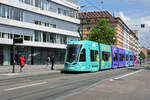 Be 6/8 Flexity 5009 mit der Yallo Werbung, auf der Linie 6, fährt bei der Haltestelle Gewerbeschule ein.