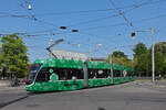 Be 6/8 Flexity 5024  Mir halte Basel Mobil , auf der Linie 2, fährt bei der Haltestelle am Bahnhof SBB ein.