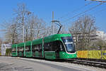 Be 4/6 Flexity 6006, auf der Linie 15, fährt zur Haltestelle Wolfsschlucht.